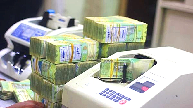 رغم قرار مركزي عدن.. الدولار يقترب من الـ 3 آلاف